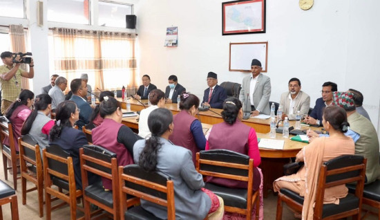 संसद् अवरोध हटाउन प्रतिपक्षी एमाले फकाउँदै सत्तारुढ माओवादी केन्द्र